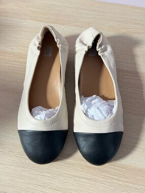 Fitflop Allegro Two-Tone Cap-Toe Ballet Flats in Cream & Black Leather
